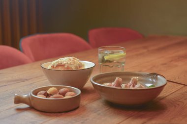 Kirazlı tatlı hinkali, Kurabiyeler fındıklı yoğurtlu süt ve Napolyon keki beyaz tabakta servis eder..