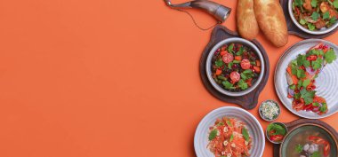 Menü çeşitlerini ödünç ver. Farklı sağlıklı sebze salataları. Parlak turuncu arka plan. Düz yatıyordu. Üst görünüm.