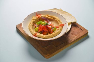 Sebzeli patates püresi. Vejetaryen diyeti. Domatesli, salatalıklı ve soğanlı sebze salatası..