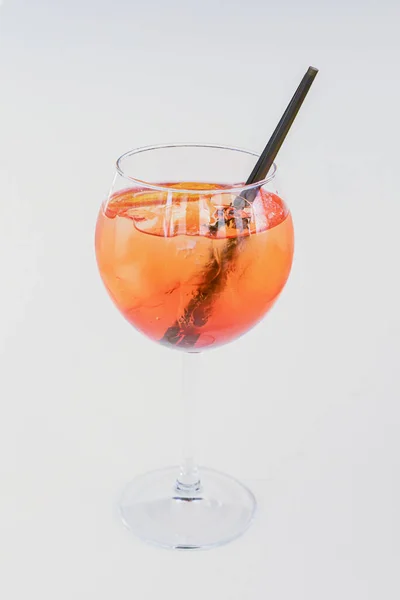 Cóctel de alcohol frío de verano con hielo y naranja en una copa de vino alta aislada sobre fondo blanco . —  Fotos de Stock