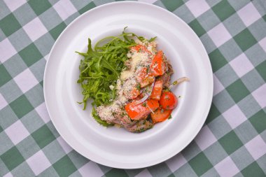 Domates, roka, et, roka ve baharattan yapılmış taze salata. İtalyan mutfağı, İtalyan konsepti.