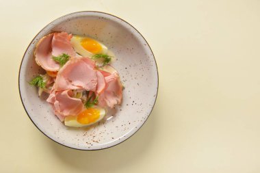 Jambon ve sebzeli haşlanmış yumurta. Sağlıklı vejetaryen diyeti. Sebze salatası.