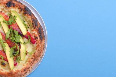 Peynirli, avokadolu ve füme somon balıklı lezzetli bir pizza. Deniz ürünleri. Mavi arkaplan.