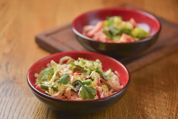 Salada vegetal com tomates, pimentão, pepinos, repolho e cogumelos. Vegetais orgânicos frescos. Vegan, dieta vegetariana . — Fotografia de Stock