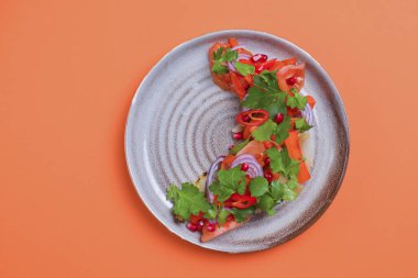 Sulu domatesli sebze salatası, marul, yeşil zeytin, salatalık, kırmızı soğan ve taze maydanoz..
