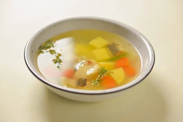 Sup rebus lezat dengan daging dan sayuran disajikan dalam mangkuk putih di atas latar belakang kuning pastel yang cerah. Diet sehat. — Stok Foto