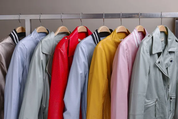 Nuova collezione di diversi colori primavera giacche di pelle per le donne. Sfondo colorato di outerwear moderno . — Foto Stock