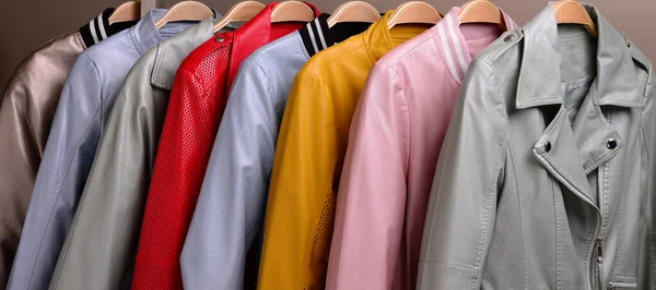 Nuova collezione di diversi colori primavera giacche di pelle per le donne. Sfondo colorato di outerwear moderno . — Foto Stock