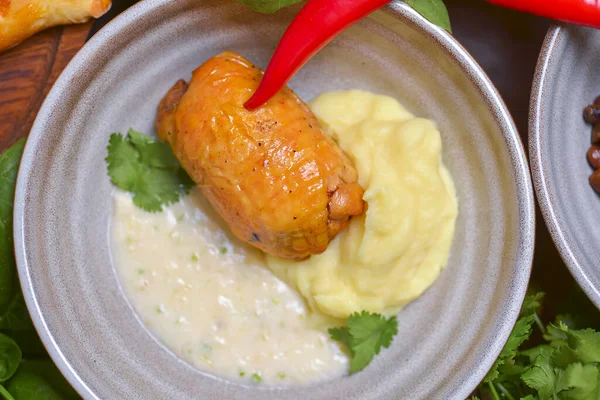 Gebratenes Hühnchen mit Kartoffelbrei serviert in einer Schüssel mit frischem Bio-Grün - Dill, Spinat, Petersilie. — Stockfoto