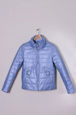 Fermuarlı ceketi kapat. Açık mavi sonbahar ya da bahar ceketi. Boşluğu kopyala, izole.