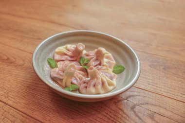 Tahta bir masada kirazlı tatlı khinkali. Geleneksel Gürcü tatlıları. Gürcistan mutfağı.