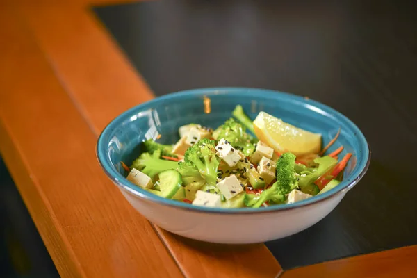 Salada de legumes clássica de tomates, pepinos, limão, pimenta vermelha, cebola, brocolli, orégano e queijo feta . — Fotografia de Stock