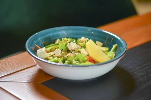 Salada de legumes clássica de tomates, pepinos, limão, pimenta vermelha, cebola, brocolli, orégano e queijo feta . — Fotografia de Stock