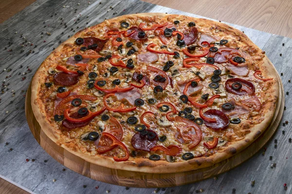 Flat lay fotografía de sabrosa pizza italiana sobre madera rústica. Pepperoni, queso y pimientos. Deliciosa comida . — Foto de Stock