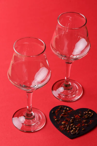 Deux verres de bière pour les amoureux. Fête d'octobre. Saint Valentin. Joyeux couple concept. Fond rouge vif . — Photo