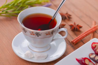 Lezzetli oryantal tatlılar. Kafkasya usulü leziz kilise kilisesi - Gürcü fındık ikramı. Bir bardak çay ve çaydanlıkla servis edilir..