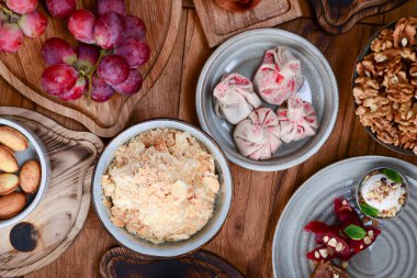 Kirazlı, kiliseli, dondurmalı ve fındıklı tatlı khinkali ahşap bir masada servis edilir. Geleneksel Gürcistan tatlıları