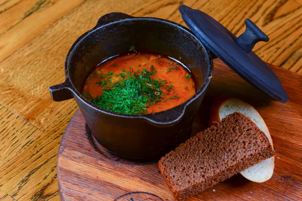 Традиционный украинский суп с мясом и овощами. Украинская кухня, здоровый свежий горячий суп в миске . — стоковое фото