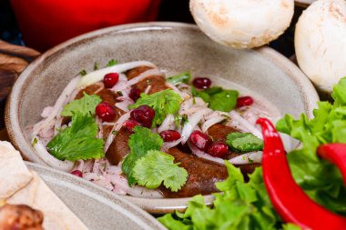 Geleneksel Gürcü mutfağı - Masaya yakın bir tabakta nar ve fesleğenli ızgara biftek.