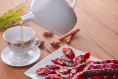 Lezzetli oryantal tatlılar. Kafkasya usulü leziz kilise kilisesi - Gürcü fındık ikramı. Bir bardak çay ve çaydanlıkla servis edilir..