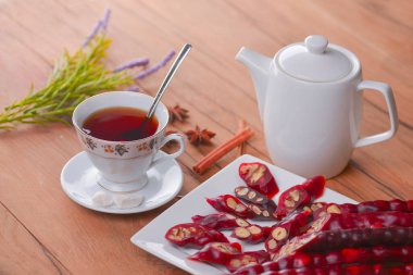 Lezzetli oryantal tatlılar. Kafkasya usulü leziz kilise kilisesi - Gürcü fındık ikramı. Bir bardak çay ve çaydanlıkla servis edilir..