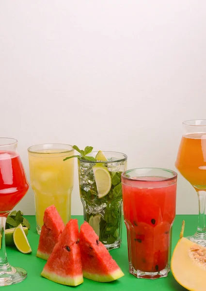 여름 칵테일 모음 집 : Classic mojito, watermelon melon mohito, 하얀 배경 위에 녹색 테이블에 놓인 술 — 스톡 사진