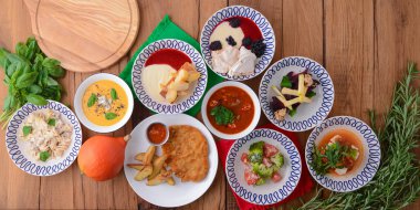 Şükran Günü yemeği için servis edilen masa. Beyaz arka planda sonbahar yemekleri. Düz konum, üst görünüm, kopyalama alanı