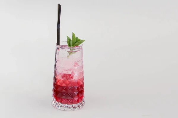 Roter bunter erfrischender Cocktail mit Eis und Limette. Tropisches Fruchtmischgetränk. — Stockfoto