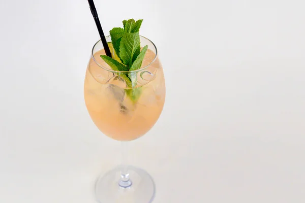 Kalter Sommeralkoholcocktail mit Eis und Orange in einem hohen Weinglas auf weißem Hintergrund. — Stockfoto