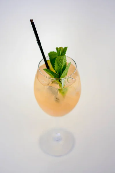 Холодний літній алкогольний коктейль з льодом та апельсином у високому келиху вина ізольовані на білому фоні . — стокове фото