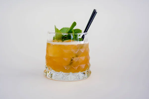 Жовтий і зелений барвистий освіжаючий коктейль з льодом, м'ятою і лаймом. Фруктовий тропічний мікс напій . — стокове фото