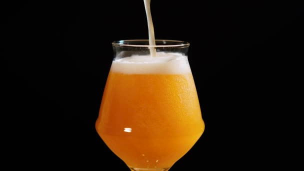 Η ελαφριά μπύρα πέφτει στο ποτήρι. ΙΡΑ. Κρύα μπύρα σε ποτήρι με σταγόνες νερού. Μπύρα που σχηματίζουν αφρό από κοντά. — Αρχείο Βίντεο