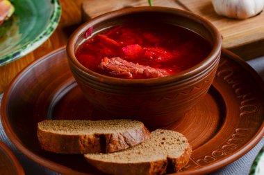 Geleneksel Ukrayna Rus çorbası, Borscht. Tahtada pancar çorbası ve ahşap arka plan.