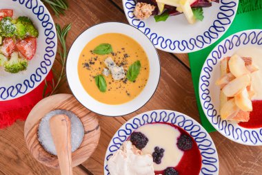 Şükran Günü yemeği için servis edilen masa. Beyaz arka planda sonbahar yemekleri. Düz konum, üst görünüm, kopyalama alanı