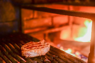 Izgara zamanı, ızgarada ızgara biftek. İçeri gir. Restoran yemekleri, servis..