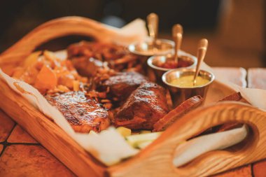 Lokantadaki ahşap bir tahtanın üzerinde yapılan mangalda kızartılmış biftek ve kızarmış sebzeler..