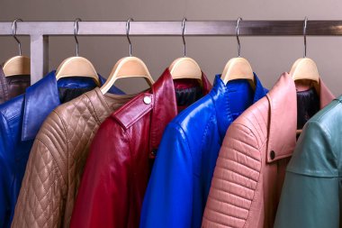 Kadınlar için farklı renkte yay deri ceket koleksiyonu. Modern dış giyimin renkli arka planı.