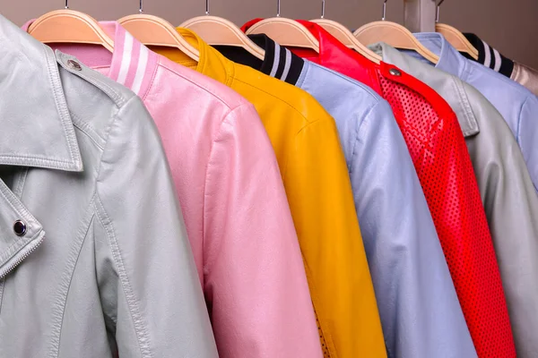 Nuova collezione di diversi colori primavera giacche di pelle per le donne. Sfondo colorato di outerwear moderno . — Foto Stock