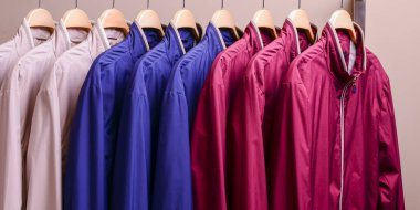 Bir sürü renkli kapüşonlu ceket, erkekler ve kadınlar için spor ceketler. Mevsimlik giysiler indirimde..