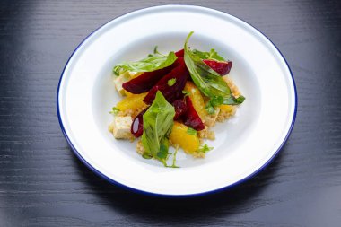 Pancar salatası, portakal, greyfurt, turp, peynir ve taze yeşillik. Organik meyve sebze salatası.