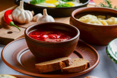 Geleneksel Ukrayna Rus çorbası, Borscht. Tahtada pancar çorbası ve ahşap arka plan.