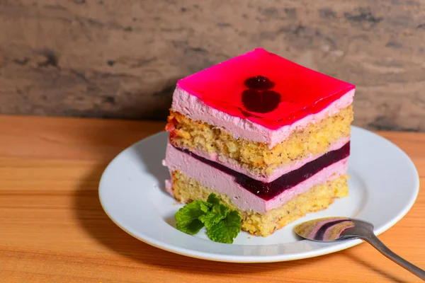 Slice of delicious raspberry mousse cake made from layers of vanilla cake, glazed with raspberry jelly. — Stock Photo, Image