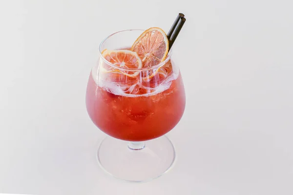 白い背景に隔離された小さなガラスの中に氷とオレンジと冷たい夏のアルコールカクテル. — ストック写真