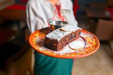 Garson çikolatalı browni ve çikolata soslu fındık servis ediyor. Tatlı nefis..