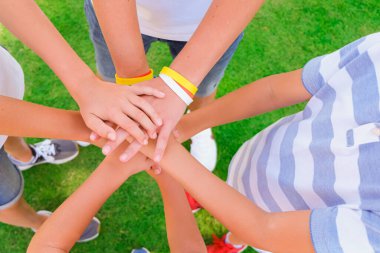 Arkadaşlar ya da kardeşler birlik ve takım çalışmasının bir işareti olarak ellerini birleştiriyorlar. Arkadaşlık kavramı. Aile kavramı.