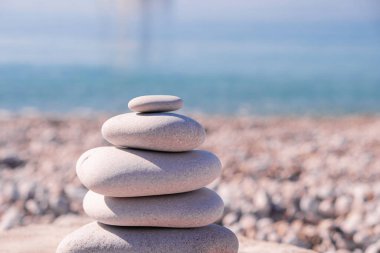 Sembol pulları çeşitli şekillerde taşlardan yapılmıştır. Taşların dengesi. Kıyıda dengeli taşlar. Turizm, seyahat.