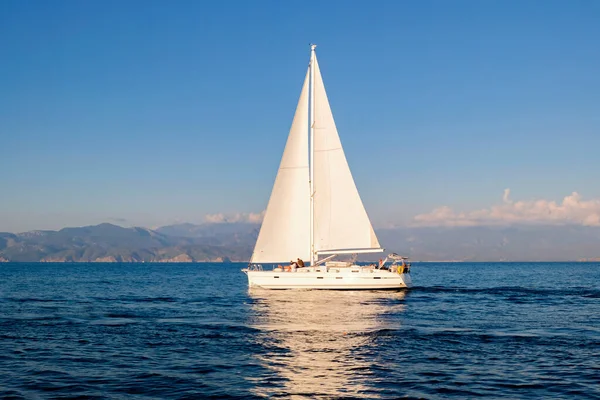 Racing yacht in the sea on blue sky background. Peaceful seascape. Travel concept, travelling. — Stock Photo, Image