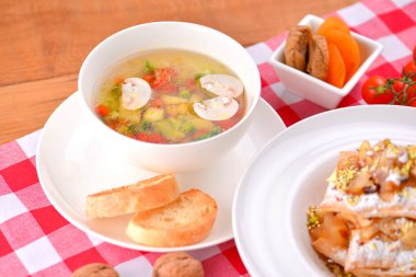 Farklı yemekler, masada İtalyan yemekleri. Sebze ve et salatası, makarna, çorba ve puf böreği..