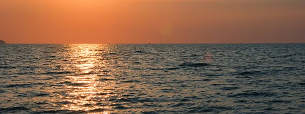 Prachtige zonsondergang boven de oceaan. Zeezicht. Natuur concept, natuur achtergrond. Reisconcept, reizen. — Stockfoto