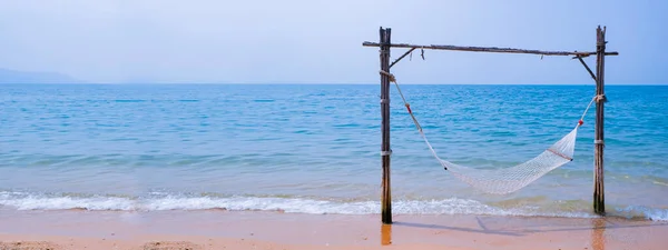 Romantisk mysig hängmatta på den tropiska stranden vid havet. Lugn och ro i havet. Slappna av, resekoncept, resor. — Stockfoto